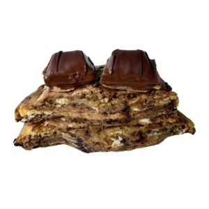 Cookie à la pâte vanille, pépites chocolat blanc et noir, coeur fondant maison façon kinder bueno, crémeux maison kinder bueno sur le dessus et 2 morceaux de kinder bueno