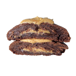 Pâte de base cacao, pépites chocolat au lait et noir, insert praliné cacahuète maison.