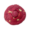 Cookie de couleur rouge à la vanille, pépite chocolat blanc, coeur crémeux framboise maison et crémeux framboise sur le dessus