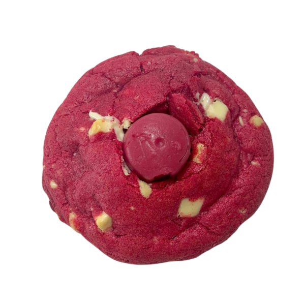Cookie de couleur rouge à la vanille, pépite chocolat blanc, coeur crémeux framboise maison et crémeux framboise sur le dessus