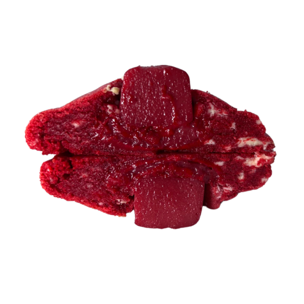 Cookie de couleur rouge à la vanille, pépite chocolat blanc, coeur crémeux framboise maison et crémeux framboise sur le dessus