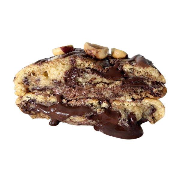 Nutellissimo Pâte de base vanille, pépites chocolat noir, insert pâte à tartiner nutella, noisettes torréfiées.